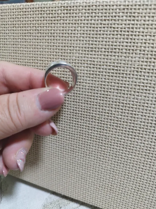 Anello in argento con inserti bianchi