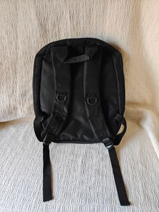 Mochila mediana negra varios compartimentos nueva