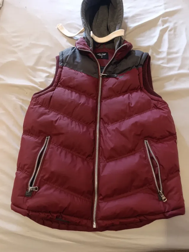 Chaleco acolchado con capucha gris y rojo