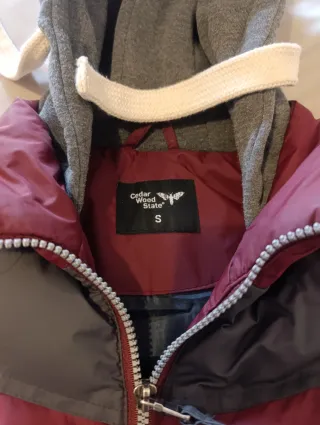 Chaleco acolchado con capucha gris y rojo