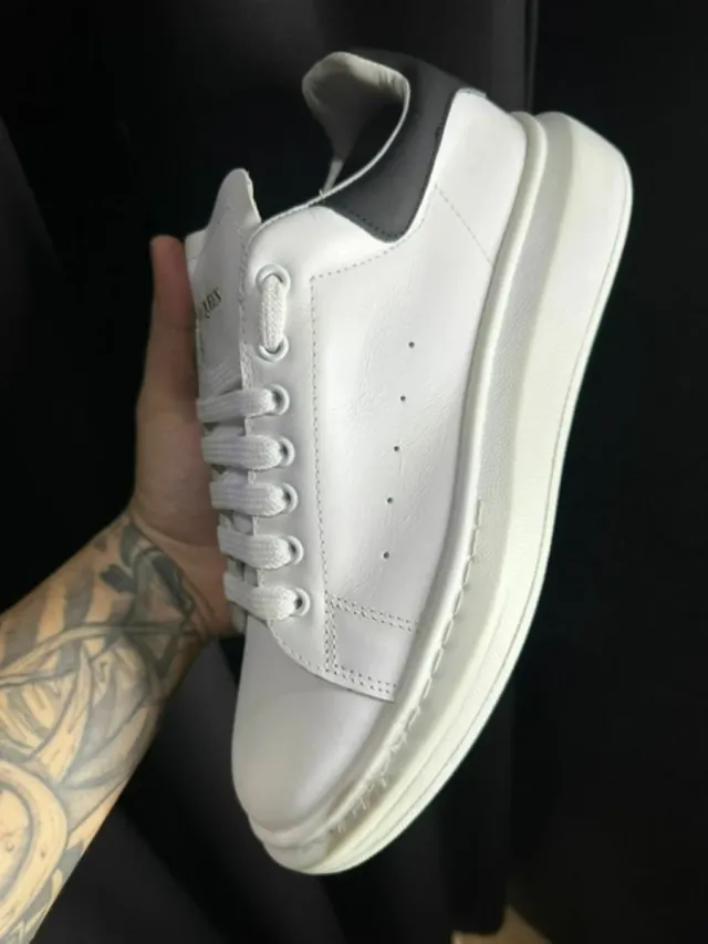 Zapatillas Blancas y Negras semi nuevas