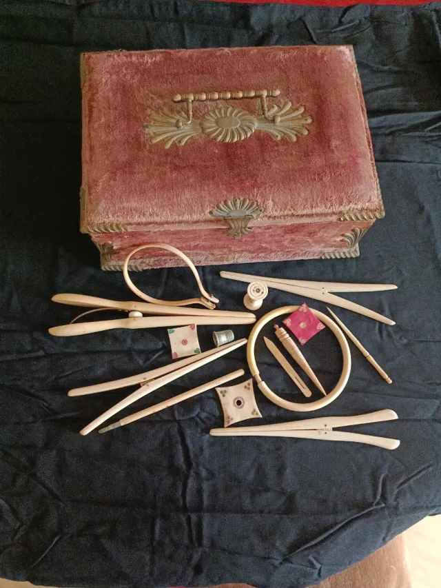 Costurero antiguo con herramientas de costura