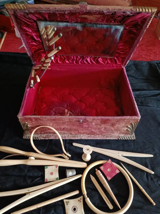 Costurero antiguo con herramientas de costura