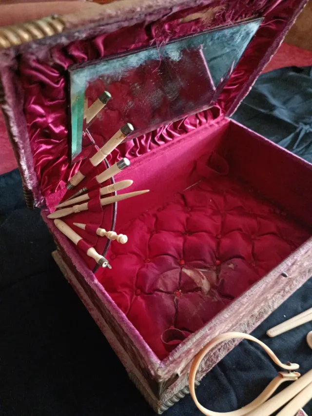 Costurero antiguo con herramientas de costura