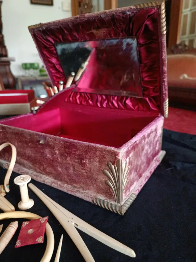 Costurero antiguo con herramientas de costura