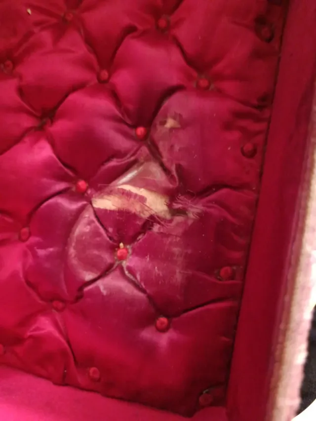 Costurero antiguo con herramientas de costura