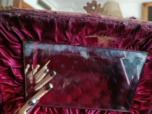 Costurero antiguo con herramientas de costura