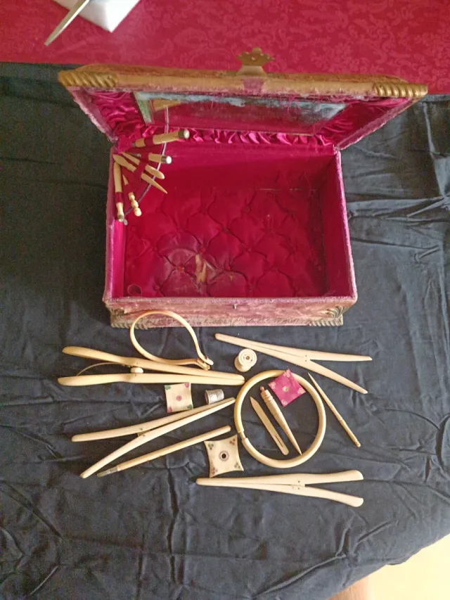 Costurero antiguo con herramientas de costura