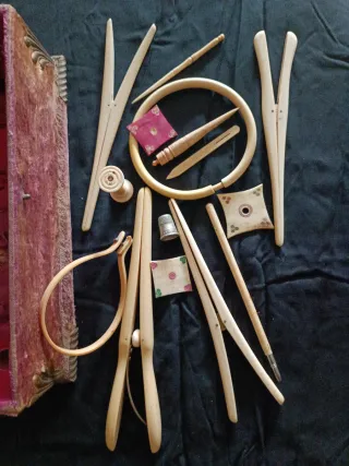 Costurero antiguo con herramientas de costura