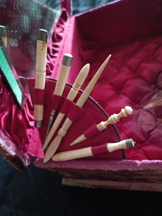 Costurero antiguo con herramientas de costura