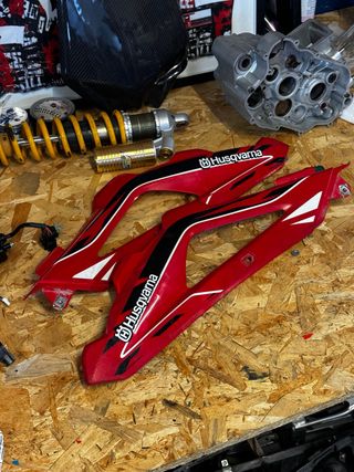 Plastiche Husqvarna serigrafate rosse