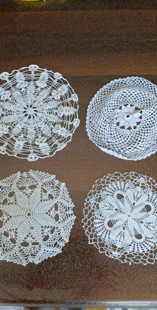 Set 4 Centrini Ricamati Bianchi