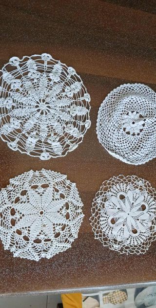 Set 4 Centrini Ricamati Bianchi