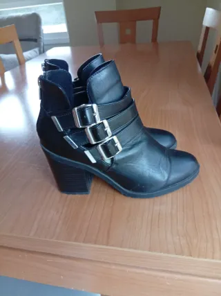 Botines Bershka Negros con Hebillas