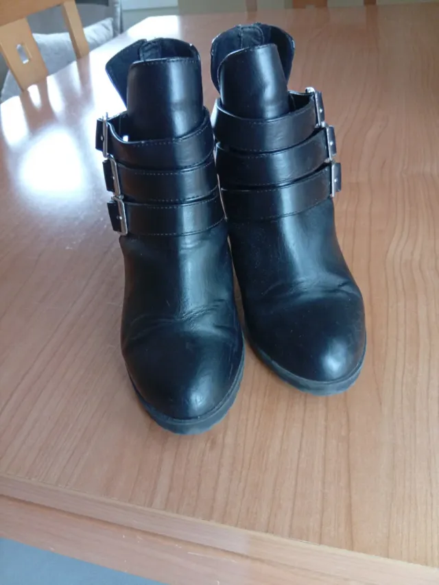 Botines Bershka Negros con Hebillas