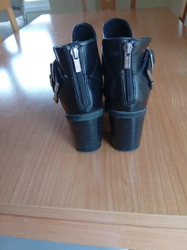 Botines Bershka Negros con Hebillas