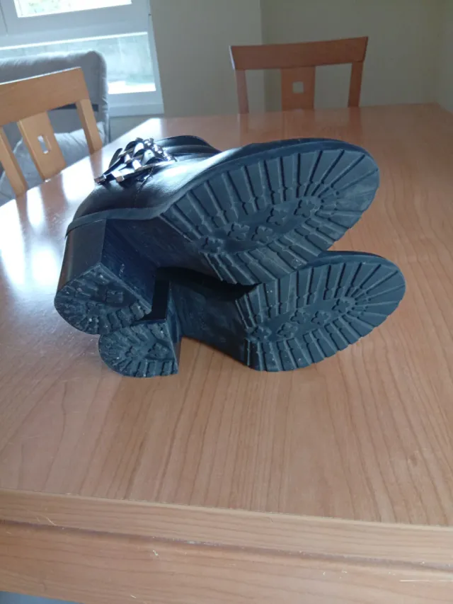 Botines Bershka Negros con Hebillas