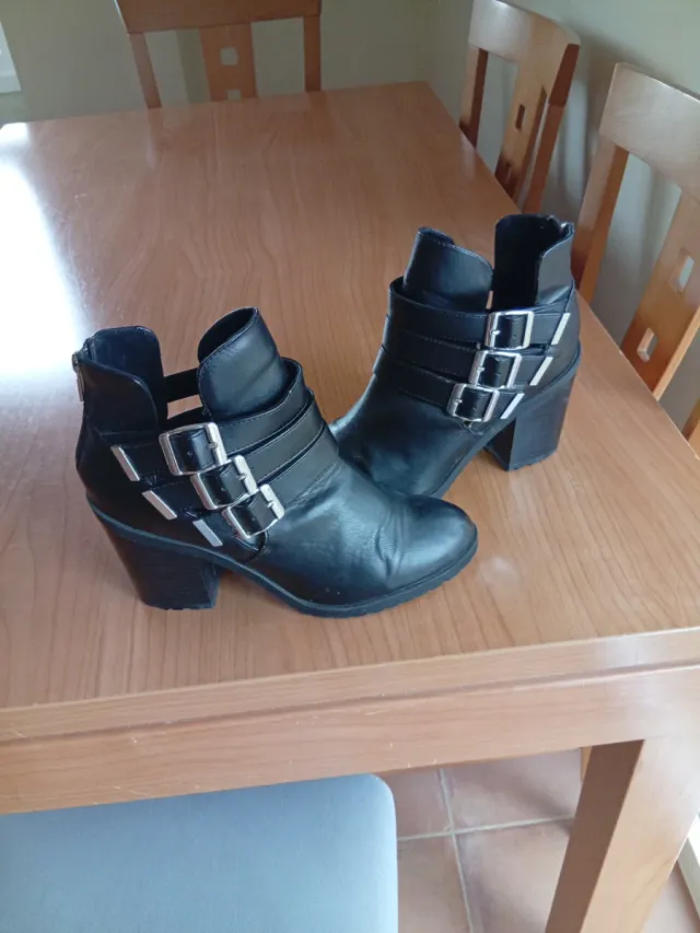 Botines Bershka Negros con Hebillas
