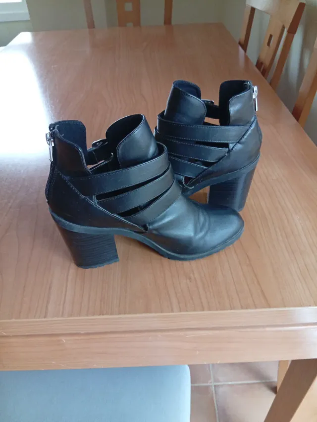 Botines Bershka Negros con Hebillas