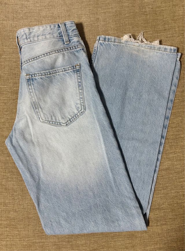 Pantalón vaquero con rotos en las rodillas