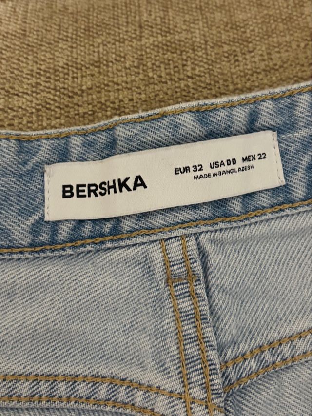 Pantalón vaquero con rotos en las rodillas