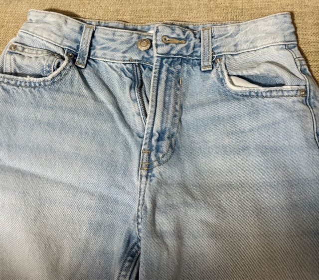 Pantalón vaquero con rotos en las rodillas