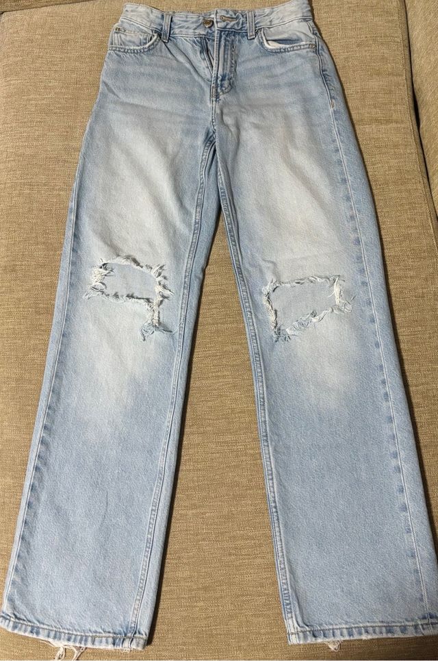Pantalón vaquero con rotos en las rodillas