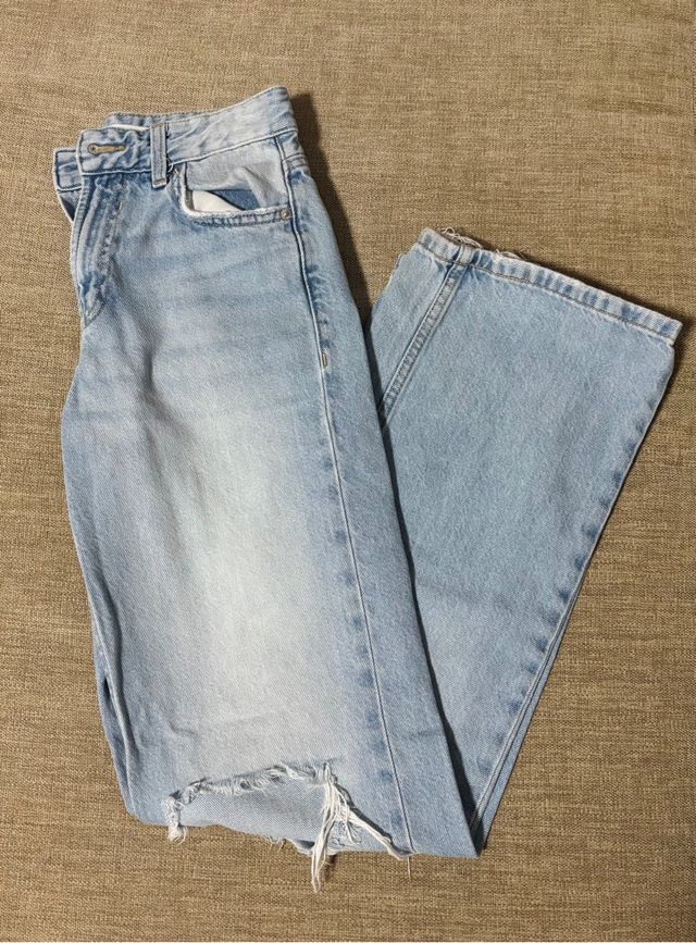 Pantalón vaquero con rotos en las rodillas