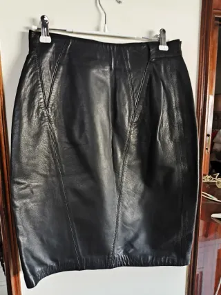 Falda de cuero negra