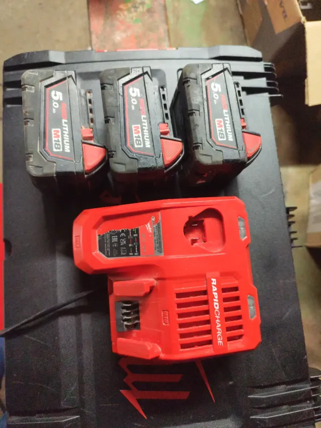 Cargador y 3 Baterías Milwaukee M18