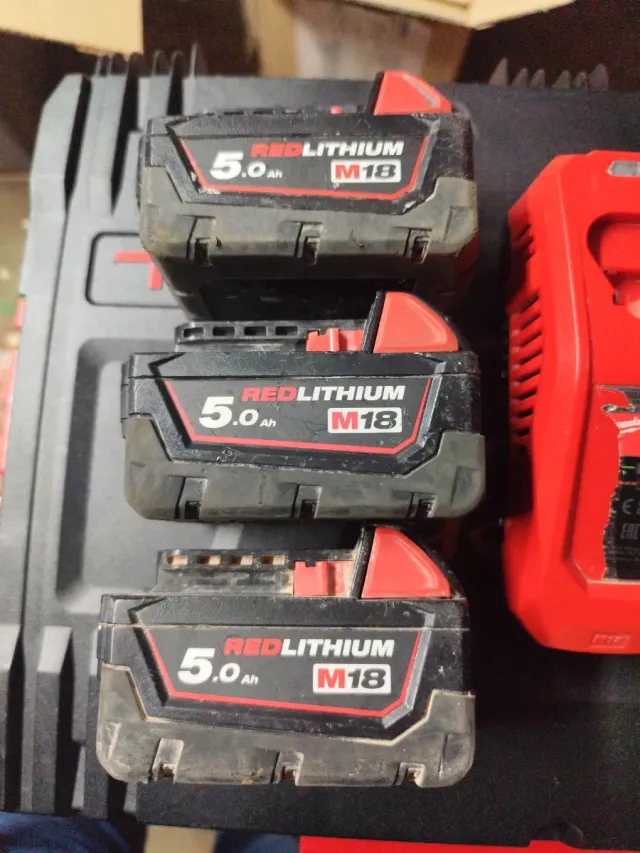 Cargador y 3 Baterías Milwaukee M18