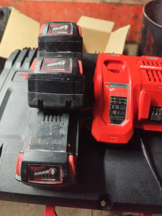 Cargador y 3 Baterías Milwaukee M18