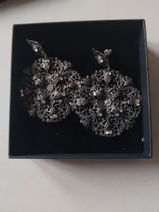 Pendientes vintage plateados con pedrería