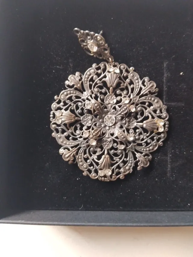 Pendientes vintage plateados con pedrería