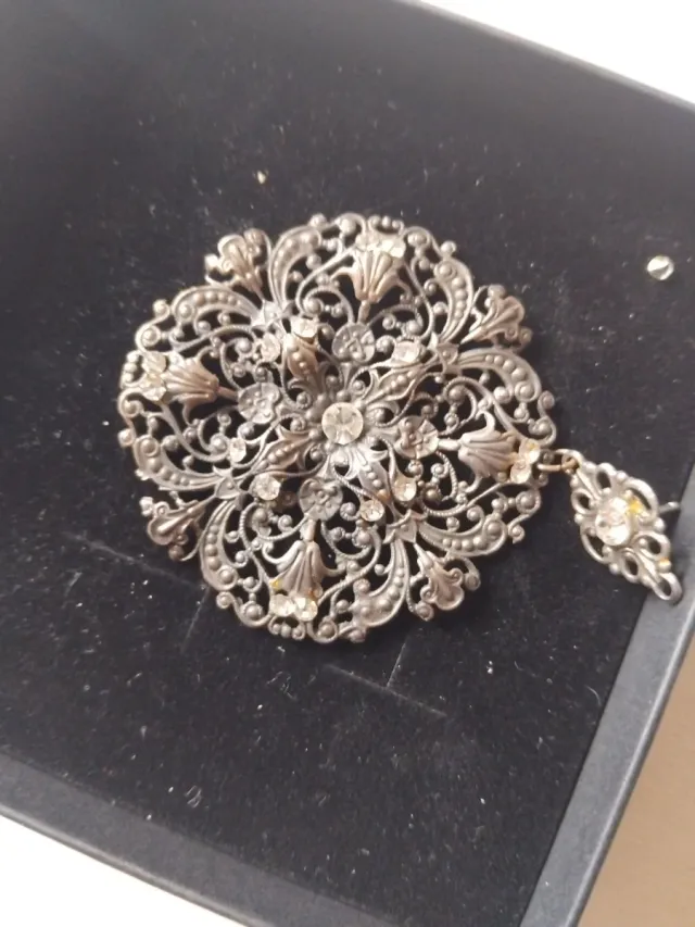 Pendientes vintage plateados con pedrería