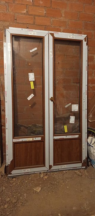 Ventana oscilobatiente imitación madera