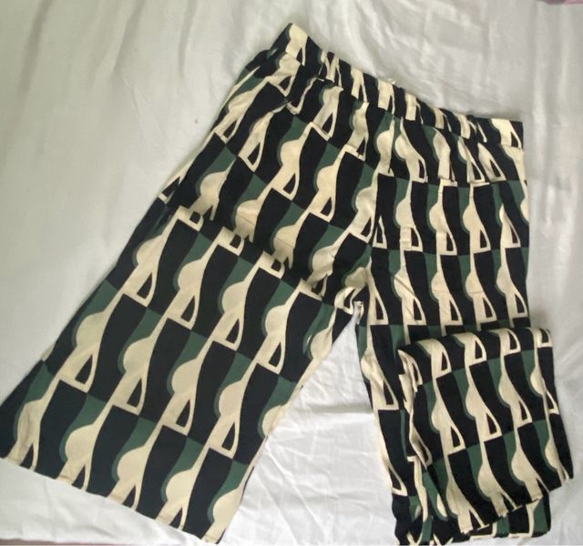 Pantalón estampado Zara