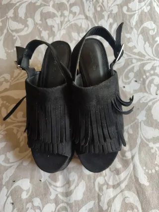 Sandalias negras con flecos