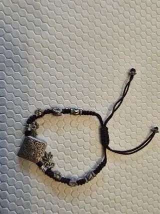 Pulseira com pingente quadrado e detalhes