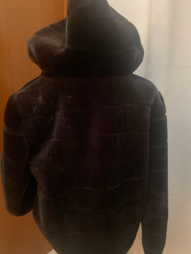 Pelliccia ecologica con cappuccio