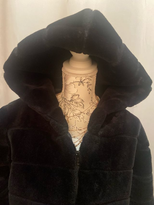 Pelliccia ecologica con cappuccio