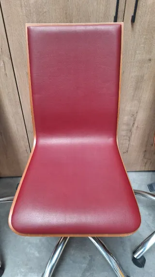 Sillas de oficina rojas y madera (4 unidades)