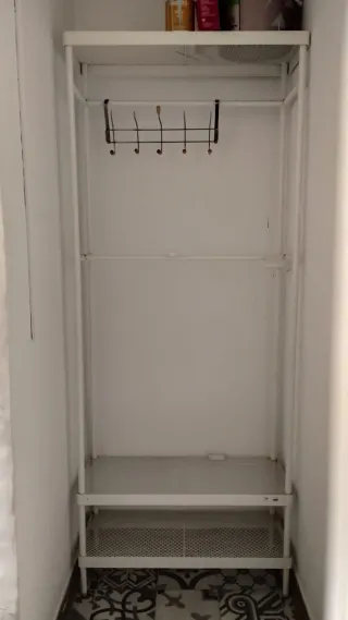 Guardaroba bianco in metallo