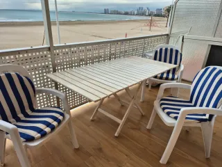 mesa terraza madera extensible y 3 sillas plastico