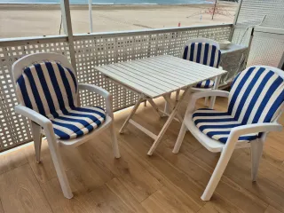 mesa terraza madera extensible y 3 sillas plastico