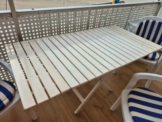 mesa terraza madera extensible y 3 sillas plastico