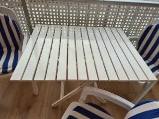 mesa terraza madera extensible y 3 sillas plastico