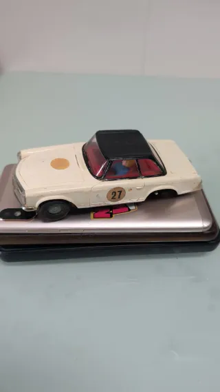 Coche Scalextric hecho en España Blanco con dorsal