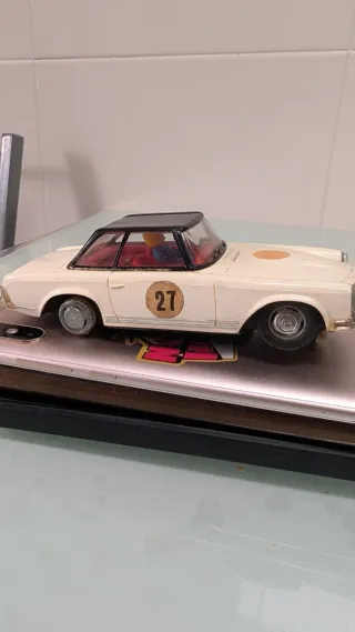 Coche Scalextric hecho en España Blanco con dorsal