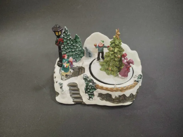 Escena Navideña Invierno con Árbol